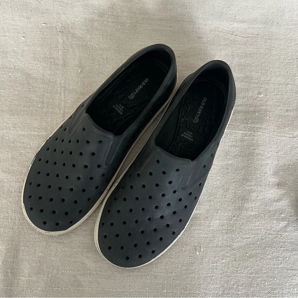 Old Navy Boys Size 4 Rubber Slip On Shoes